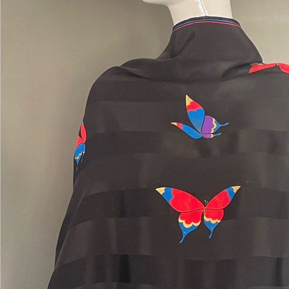 Vintage Hanae Mori Silk Scarf Butterfly Print 32 In Sq Very Good Condition - Picture 2 of 7